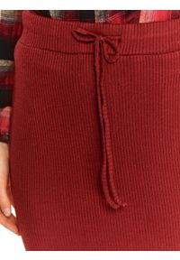TOP SECRET - Obcisła spódnica z prążkowanej dzianiny. Okazja: do pracy. Kolor: czerwony. Materiał: dzianina, prążkowany. Długość: do kolan. Sezon: zima #7
