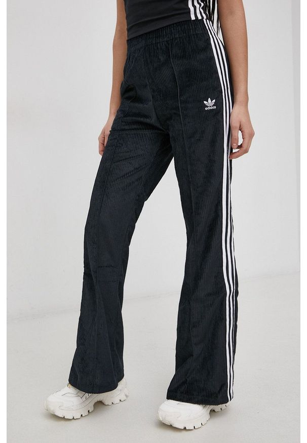 adidas Originals Spodnie damskie kolor czarny dzwony high waist. Stan: podwyższony. Kolor: czarny. Materiał: tkanina, materiał