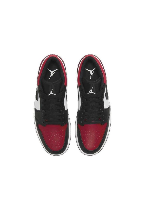 Jordan - Buty do chodzenia męskie Nike 1 Low Bred Toe. Zapięcie: sznurówki. Kolor: czerwony, wielokolorowy, czarny. Materiał: guma, skóra, tkanina. Szerokość cholewki: normalna. Sport: turystyka piesza
