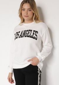 Born2be - Biała Bluza z Bawełną i Napisem Fezorla. Okazja: na co dzień. Kolor: biały. Materiał: bawełna. Wzór: napisy. Styl: klasyczny, casual, elegancki #5