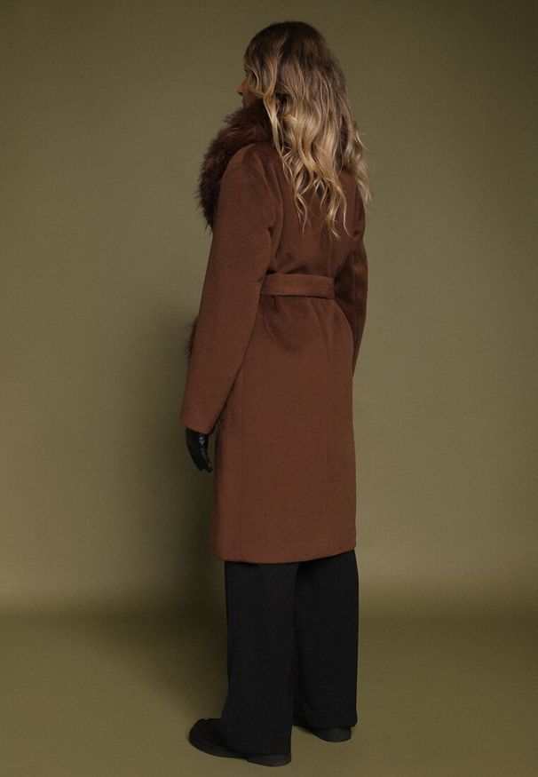 Born2be - Brązowy Płaszcz Wiązany w Talii z Futrzanym Kołnierzem i Kieszeniami Perrie. Okazja: na co dzień. Kolor: brązowy. Materiał: futro. Styl: casual, elegancki