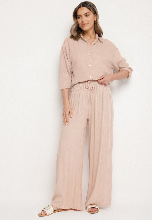 Born2be - Jasnoróżowe Spodnie z Szerokimi Nogawkami i Gumką w Pasie Helnena. Okazja: na spacer, na co dzień. Kolor: różowy. Materiał: materiał, wiskoza. Styl: casual, klasyczny