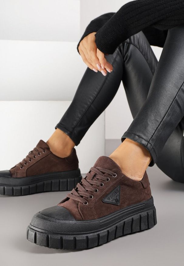 Renee - Brązowe Sneakersy Vices na Platformie z Ozdobą i Napisem Leawen. Okazja: na co dzień. Nosek buta: okrągły. Kolor: brązowy. Materiał: jeans. Szerokość cholewki: normalna. Wzór: aplikacja, napisy. Obcas: na platformie