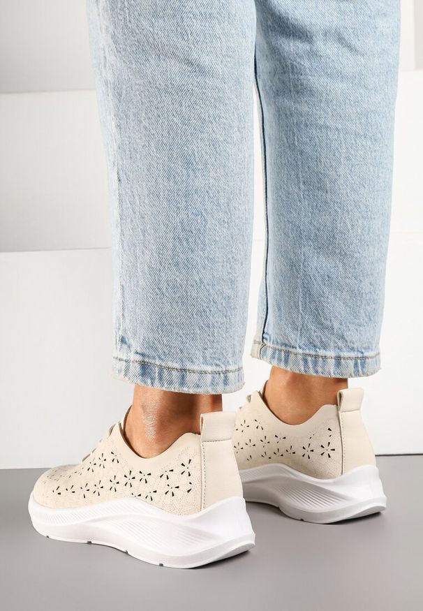 Born2be - Beżowe Sneakersy Ozdobione Ażurową Cholewką Eradriella. Okazja: na co dzień, na spacer. Kolor: beżowy. Szerokość cholewki: normalna. Wzór: aplikacja, ażurowy. Sezon: lato. Sport: turystyka piesza