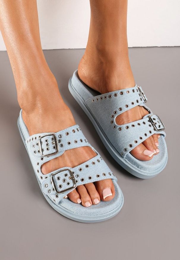 Born2be - Jasnoniebieskie Klapki na Płaskiej Podeszwie z Ozdobnymi Szerokimi Paskami i Klamrami Uramoon. Kolor: niebieski. Materiał: jedwab, len. Obcas: na płaskiej podeszwie. Styl: elegancki