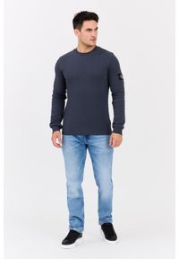 Calvin Klein - CALVIN KLEIN Szary męski longsleeve z naszywką. Okazja: na co dzień. Kolor: szary. Materiał: bawełna. Długość rękawa: długi rękaw. Wzór: aplikacja. Styl: casual, klasyczny #5