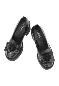 Czarne Półbuty Karino Eleganckie Obuwie Damskie Na Obcasie. Okazja: na co dzień. Kolor: czarny. Materiał: skóra, jeans. Wzór: kwiaty. Obcas: na obcasie. Styl: elegancki. Wysokość obcasa: średni #2