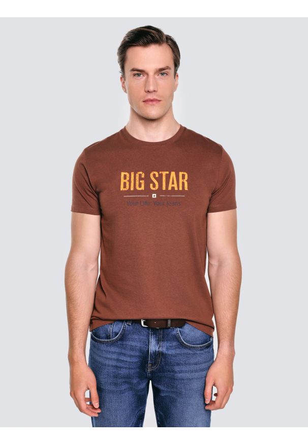 Big-Star - Koszulka męska o klasycznym kroju brązowa Bruno 804. Kolor: brązowy. Materiał: bawełna. Długość rękawa: krótki rękaw. Długość: krótkie. Wzór: haft, nadruk. Styl: klasyczny