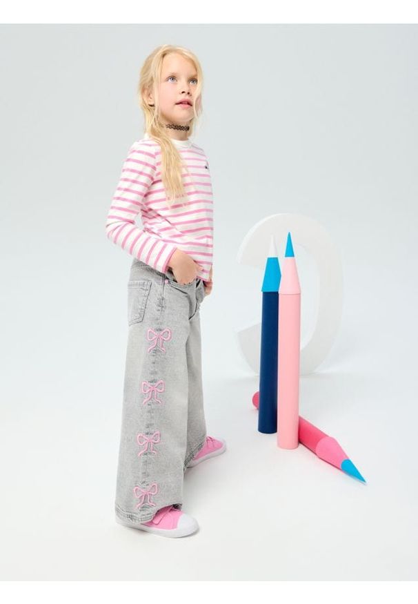 Sinsay - Jeansy wide leg z haftem - szary. Kolor: szary. Wzór: haft