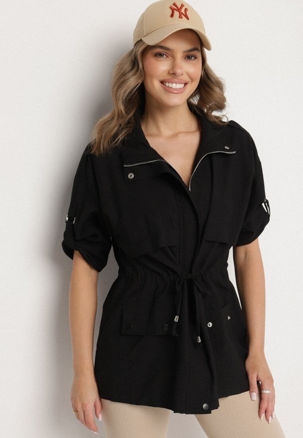Born2be - Czarna Kurtka Parka z Bawełną Ściągana w Pasie Troczkiem Zapinana na Napy Velethra. Okazja: na co dzień. Kolor: czarny. Materiał: bawełna. Styl: casual