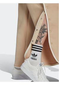 Adidas - adidas Spodnie dresowe Spacer HM1616 Beżowy Relaxed Fit. Kolor: beżowy. Materiał: dresówka, syntetyk. Sport: turystyka piesza #4