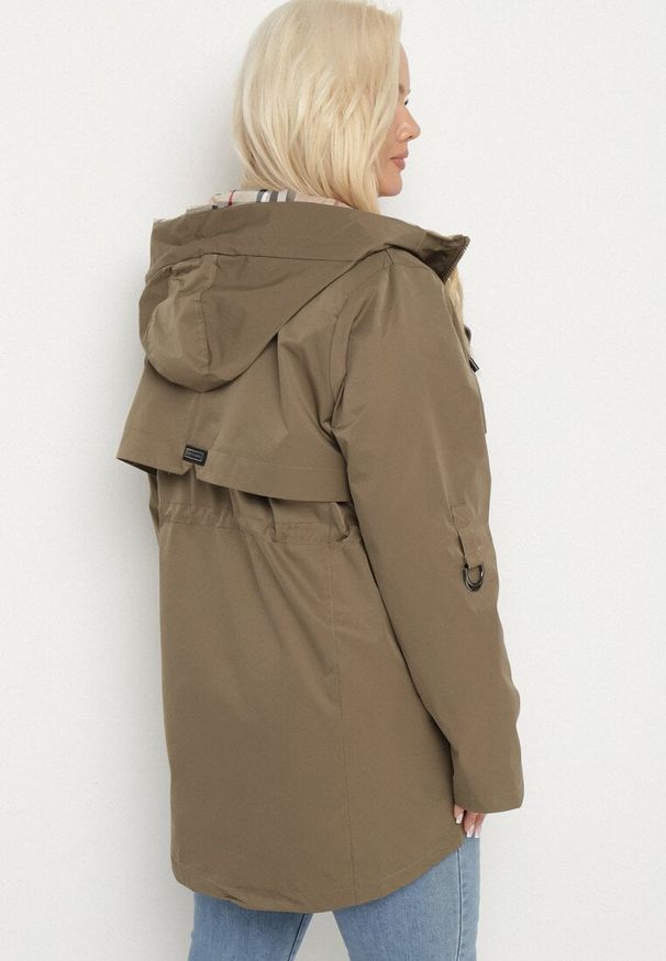 Born2be - Zielona Kurtka Parka z Kapturem i Kieszeniami Eradilla. Okazja: na co dzień, na spacer. Typ kołnierza: kaptur. Kolekcja: plus size. Kolor: zielony. Długość rękawa: długi rękaw. Długość: długie. Wzór: aplikacja. Styl: elegancki, klasyczny, casual