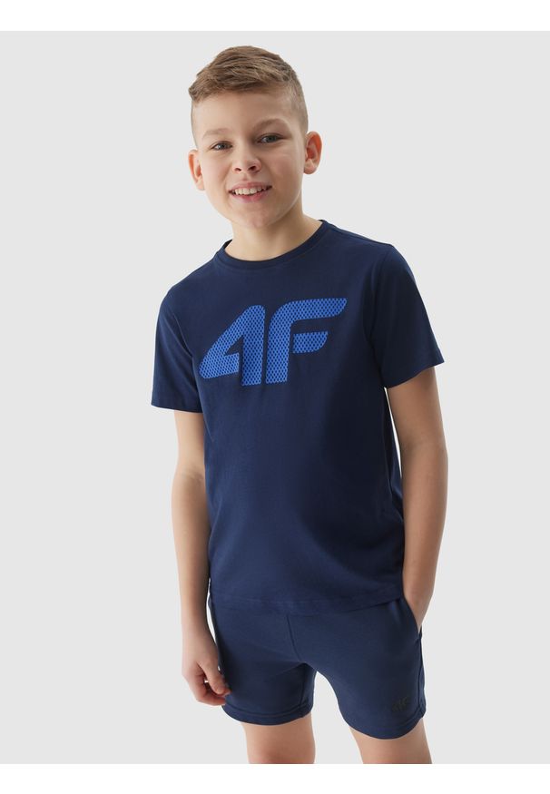 4f - T-shirt z nadrukiem chłopięcy - granatowy. Okazja: na co dzień. Kolor: niebieski. Materiał: bawełna, jersey, dzianina. Długość rękawa: krótki rękaw. Długość: krótkie. Wzór: nadruk. Sezon: lato. Styl: sportowy, casual