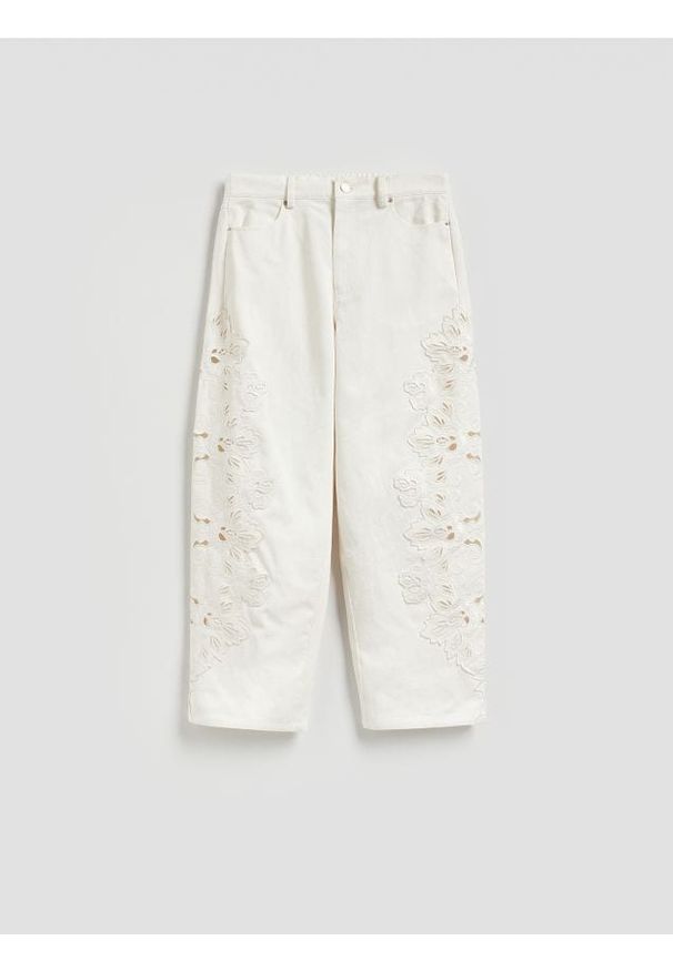 Reserved - Jeansy straight z haftem - biały. Kolor: biały. Wzór: haft