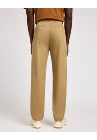 Lee - LEE MĘSKIE SPODNIE MATERIAŁOWE LEE RELAXED CHINO CLAY 112342933. Materiał: materiał #5