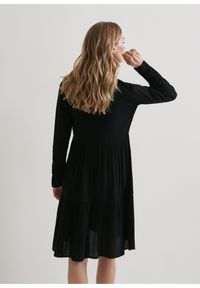 Ochnik - Czarna sukienka z kołnierzykiem. Kolor: czarny. Materiał: wiskoza. Długość rękawa: długi rękaw