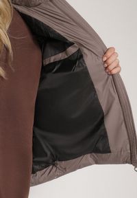 Born2be - Ciemnobeżowa Pikowana Kurtka o Kroju Oversize z Kapturem Mevisana. Okazja: na spacer. Typ kołnierza: kaptur. Kolor: beżowy. Materiał: jeans, dzianina, poliester. Sezon: zima, jesień #7
