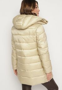 Born2be - Jasnobeżowa Kurtka Pikowana o Wydłużonym Kroju z Dwustronnym Suwakiem i Odpinanym Kapturem Naorae. Okazja: na co dzień. Kolor: beżowy. Materiał: jeans. Styl: sportowy, casual, elegancki #5