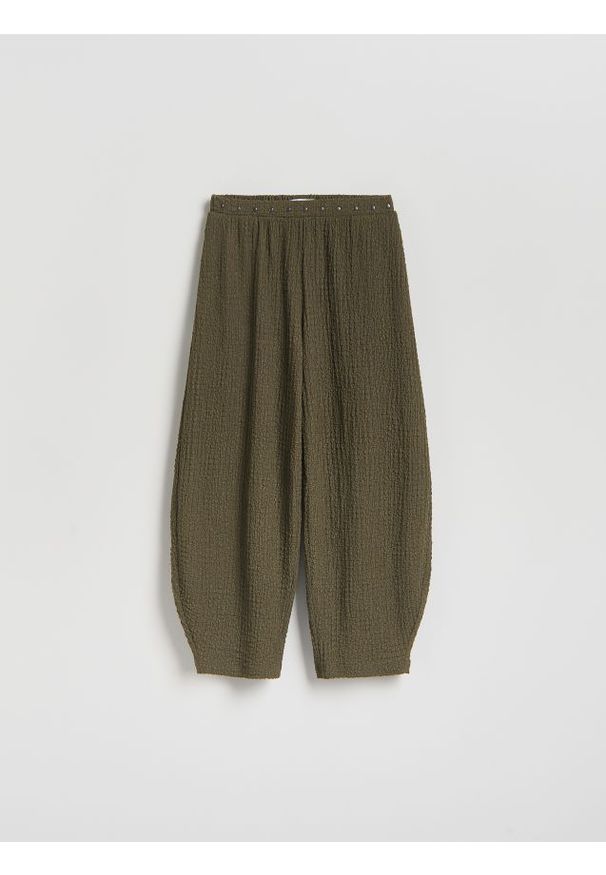 Reserved - Spodnie balloon - oliwkowy. Kolor: oliwkowy. Materiał: dzianina