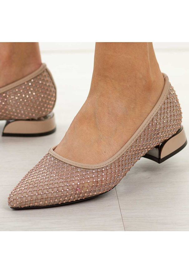 Beżowe czółenka damskie na obacasie Vinceza 62294. Kolor: beżowy. Materiał: skóra. Szerokość cholewki: normalna. Wzór: aplikacja. Sezon: wiosna, lato. Obcas: na obcasie. Styl: elegancki, klasyczny, wizytowy. Wysokość obcasa: średni