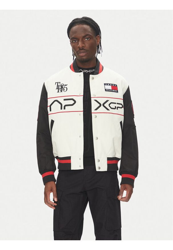 TOMMY HILFIGER - Tommy Hilfiger Kurtka bomber F1 Movie MW0MW41367 Écru Regular Fit. Materiał: syntetyk
