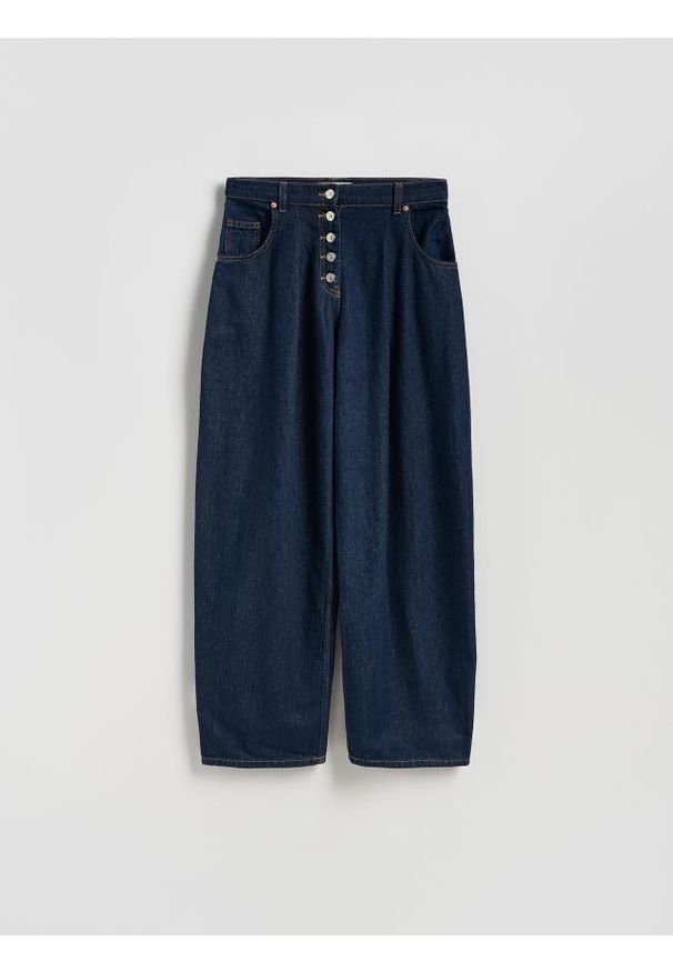 Reserved - Jeansy barrel z zakładkami - granatowy. Kolor: niebieski