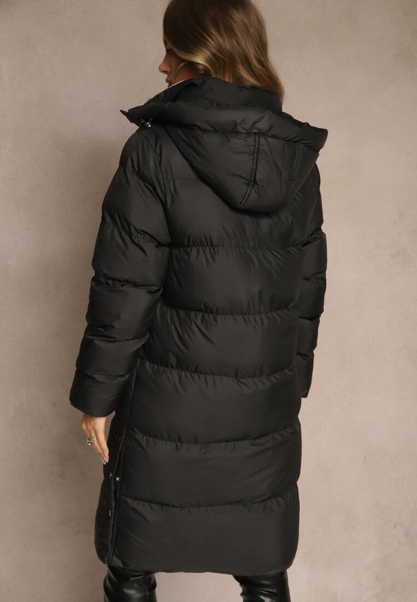 Renee - Czarna Kurtka z Pikowanymi Przeszyciami o Długim Fasonie z Kapturem Gineffa. Okazja: na co dzień. Typ kołnierza: kaptur. Kolor: czarny. Materiał: poliester, jeans. Długość: długie. Styl: casual