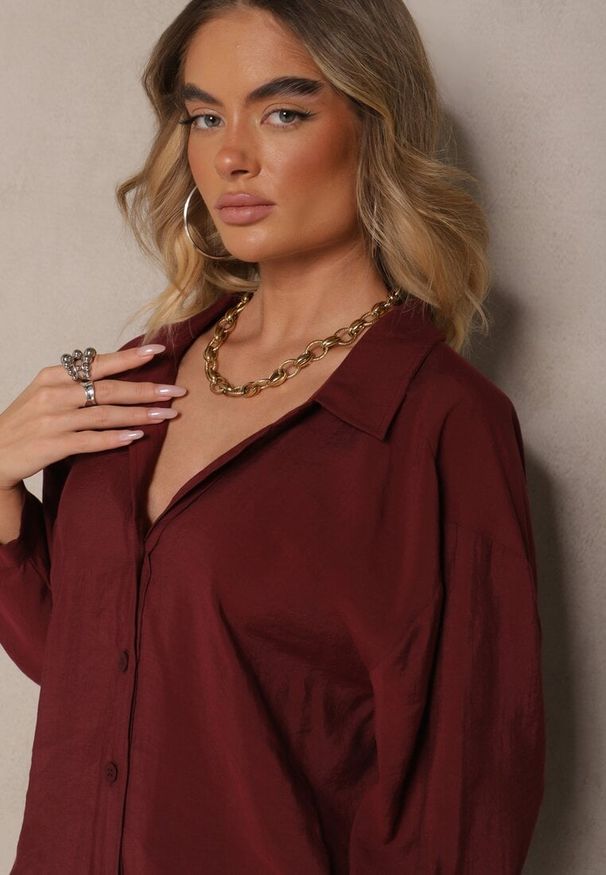 Renee - Bordowa Koszula z Modalem o Fasonie Oversize Adavelle. Okazja: na co dzień. Typ kołnierza: kołnierzyk klasyczny, dekolt w serek. Kolor: czerwony. Materiał: jeans, materiał. Długość rękawa: długi rękaw. Długość: długie. Styl: klasyczny, casual, elegancki