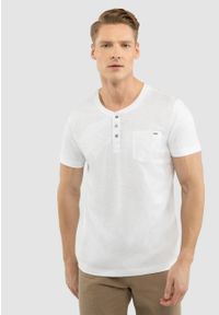 Volcano - T-shirt z rozpinanym dekoltem T-HUBRIS. Kolekcja: plus size. Kolor: biały. Materiał: włókno, materiał, bawełna. Długość rękawa: krótki rękaw. Długość: krótkie. Wzór: aplikacja. Styl: klasyczny