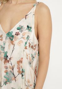 Born2be - Beżowo-Zielona Kwiecista Sukienka na Ramiączkach z Wiskozą o Rozkloszowanym Kroju Jenarienna. Okazja: na co dzień. Typ kołnierza: dekolt w kształcie V. Kolor: zielony. Materiał: wiskoza. Długość rękawa: na ramiączkach. Wzór: kwiaty. Typ sukienki: rozkloszowane. Styl: casual, elegancki #2