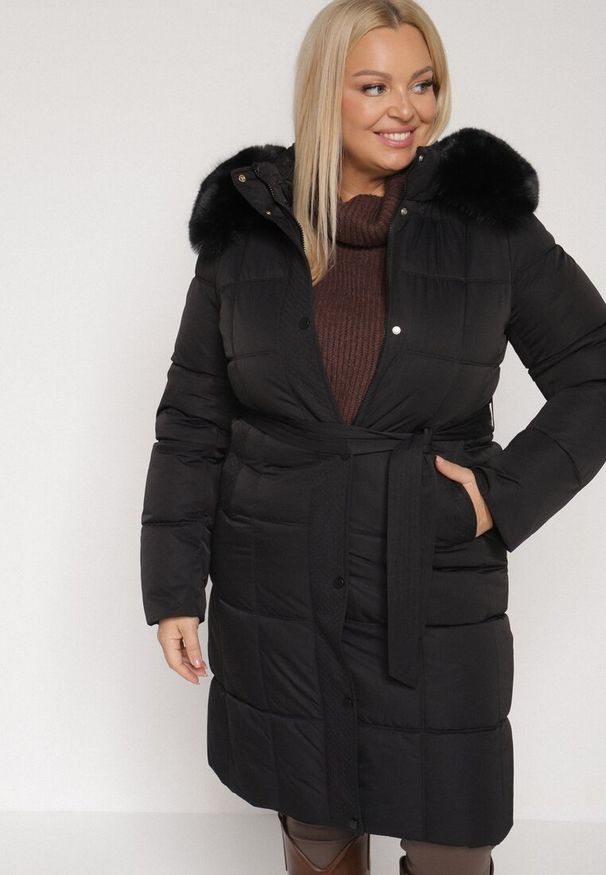 Born2be - Czarna Pikowana Kurtka z Kapturem z Futrem i Wiązanym Paskiem Mevinatia. Okazja: na co dzień. Typ kołnierza: kaptur. Kolekcja: plus size. Kolor: czarny. Materiał: futro. Styl: casual, klasyczny