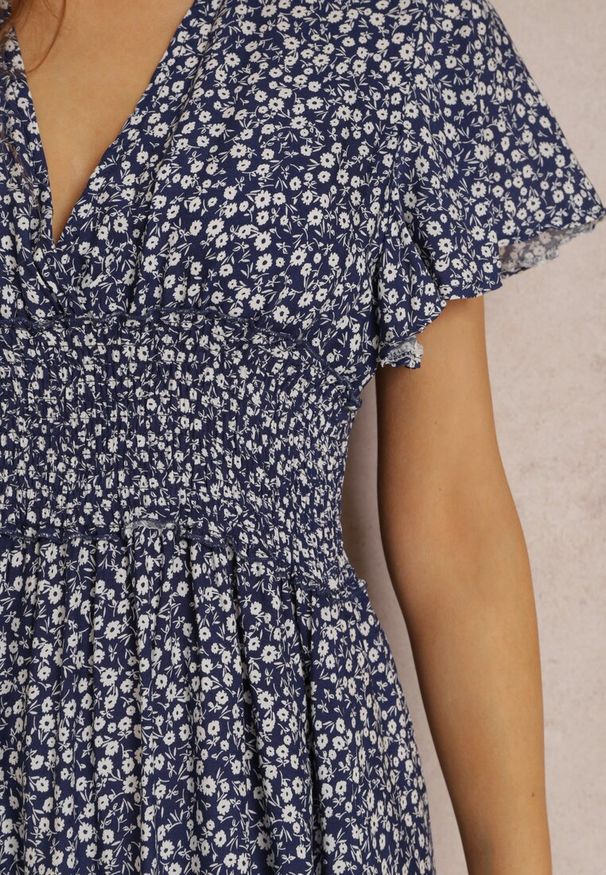 Renee - Granatowa Sukienka Amarhaia. Typ kołnierza: kołnierz z falbankami. Kolor: niebieski. Długość rękawa: krótki rękaw. Wzór: kwiaty. Typ sukienki: kopertowe. Długość: mini