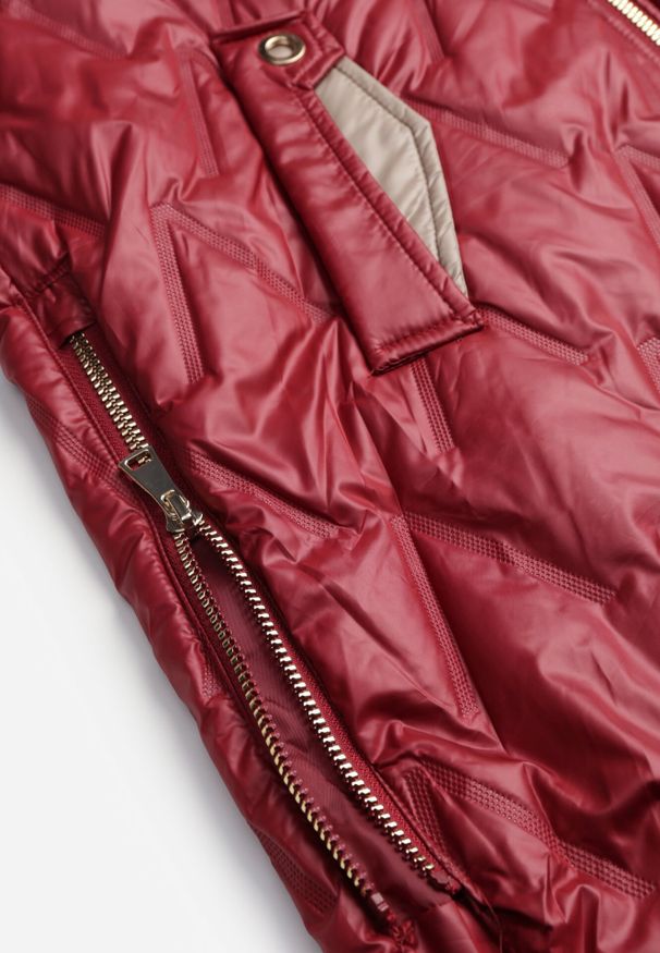 Born2be - Czerwona Pikowana Kamizelka o Długim Kroju z Nieodpinanym Kapturem w Romby Dephice. Okazja: na co dzień. Typ kołnierza: kaptur. Kolor: czerwony. Materiał: materiał, jeans. Długość: długie. Styl: elegancki, casual