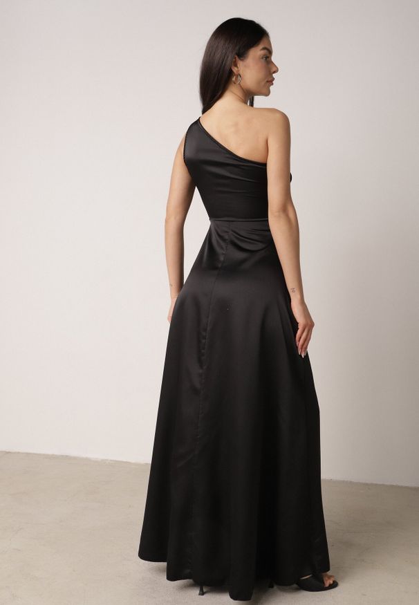 Born2be - Czarna Satynowa Sukienka Wieczorowa na Jedno Ramię z Marszczeniem w Talii Cezalie. Okazja: na imprezę. Kolor: czarny. Materiał: satyna. Typ sukienki: kopertowe. Styl: wizytowy