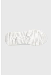 Calvin Klein Jeans sneakersy kolor biały. Nosek buta: okrągły. Zapięcie: sznurówki. Kolor: biały. Obcas: na platformie