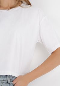 Born2be - Biały T-shirt Rheniala. Okazja: na co dzień. Kolor: biały. Materiał: materiał, bawełna. Długość rękawa: krótki rękaw. Długość: krótkie. Wzór: gładki. Sezon: lato. Styl: casual #3