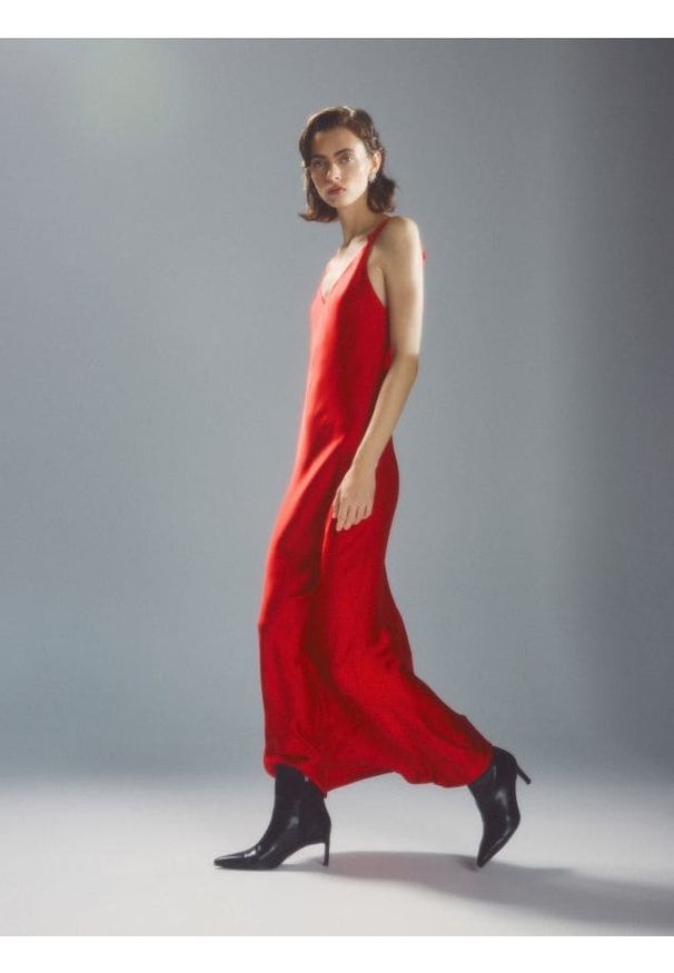 Reserved - Sukienka maxi na ramiączkach - czerwony. Kolor: czerwony. Materiał: tkanina. Długość rękawa: na ramiączkach. Wzór: gładki. Typ sukienki: proste. Długość: maxi