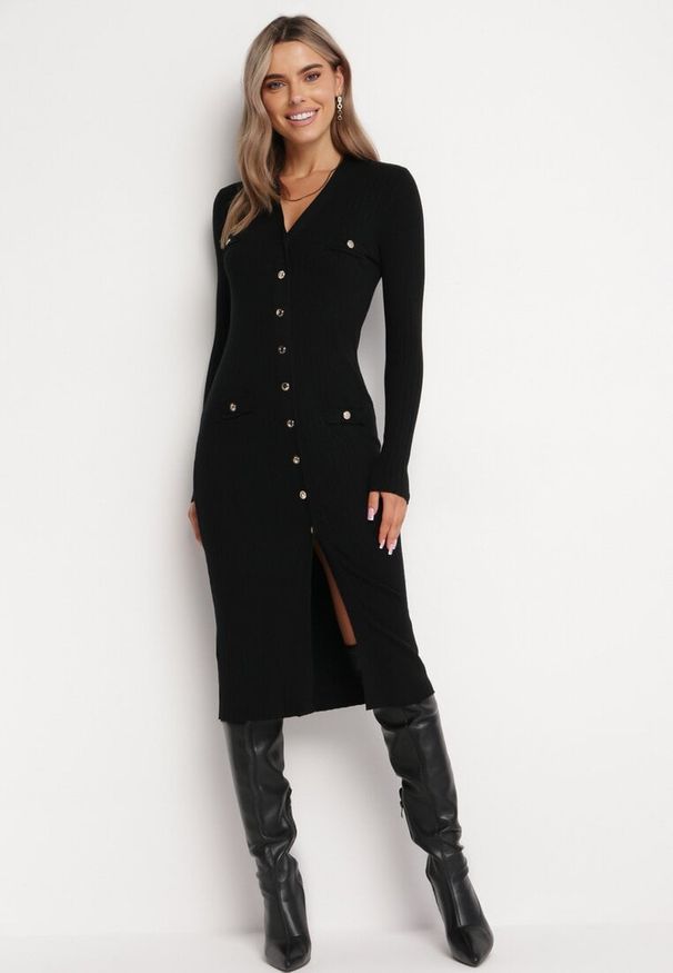 Born2be - Czarna Sukienka Sweterkowa na Guziki Gricrana. Kolor: czarny. Typ sukienki: dopasowane. Długość: midi