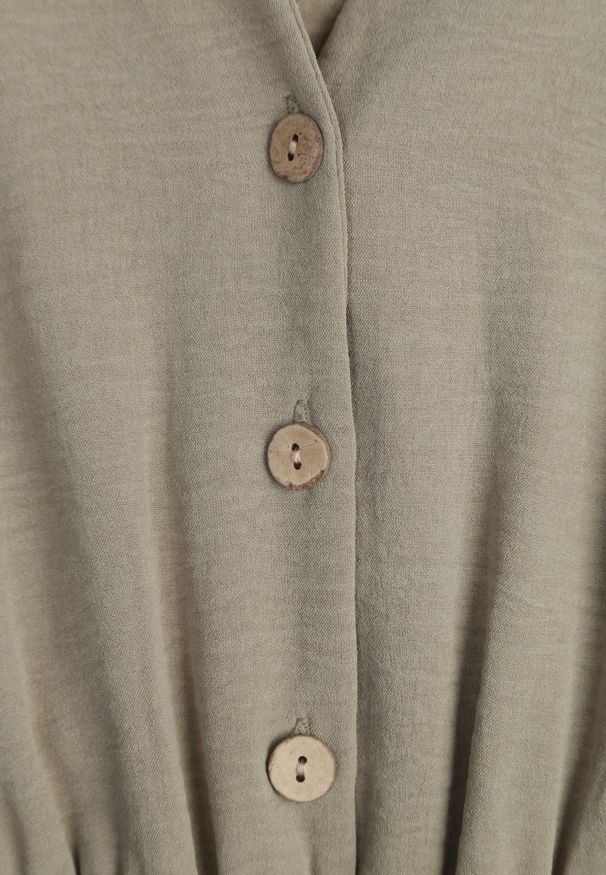 Renee - Ciemnozielony Taliowany Kombinezon z Wiskozy Zapinany na Guziki Frisea. Kolor: zielony. Materiał: wiskoza