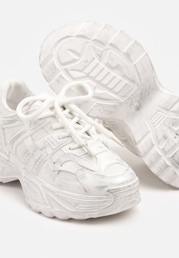 Renee - Białe Sneakersy na Platformie z Tłoczonym Wzorem Larrisna. Okazja: na co dzień. Kolor: biały. Materiał: jeans. Obcas: na platformie