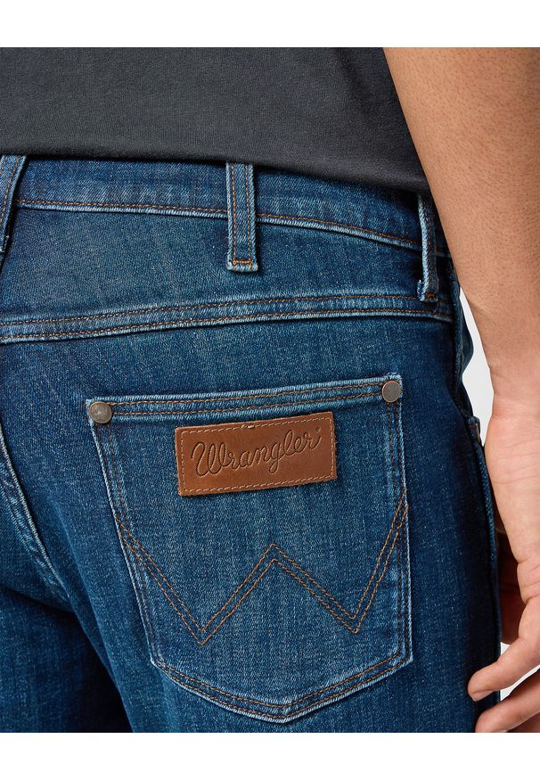 Wrangler - MĘSKIE SPODNIE JEANSOWE WRANGLER GREENSBORO AZURE FADE 112357206