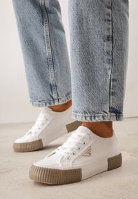 Born2be - Biało-Beżowe Trampki VICES na Grubej Podeszwie z Tłoczeniami z Trójkątną Aplikacją Bolirea. Nosek buta: okrągły. Zapięcie: sznurówki. Kolor: biały. Materiał: materiał. Wzór: aplikacja. Obcas: na obcasie. Wysokość obcasa: niski #1
