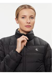 Calvin Klein Jeans Kurtka puchowa J20J222585 Czarny Regular Fit. Kolor: czarny. Materiał: syntetyk