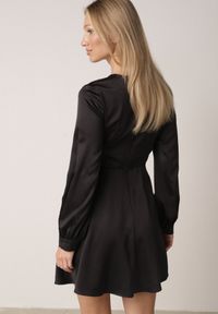 Born2be - Czarna Satynowa Sukienka VICES z Bawełny o Kopertowym Kroju Glanita. Okazja: na co dzień. Kolor: czarny. Materiał: satyna, bawełna. Typ sukienki: kopertowe. Styl: casual, klasyczny #6