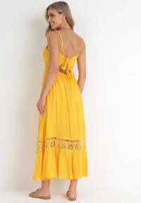 Born2be - Żółta Rozkloszowana Sukienka z Koronką na Ramiączkach Sawita. Kolor: żółty. Materiał: koronka. Długość rękawa: na ramiączkach. Wzór: koronka. Styl: wakacyjny
