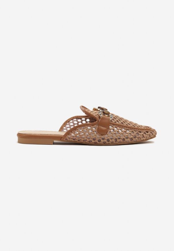 Born2be - Brązowe Siateczkowe Klapki Typu Mule z Klamrą i Cyrkoniami Nimithara. Okazja: na co dzień, na spacer. Kolor: brązowy. Materiał: jeans. Wzór: aplikacja. Sezon: lato, wiosna. Styl: elegancki, casual