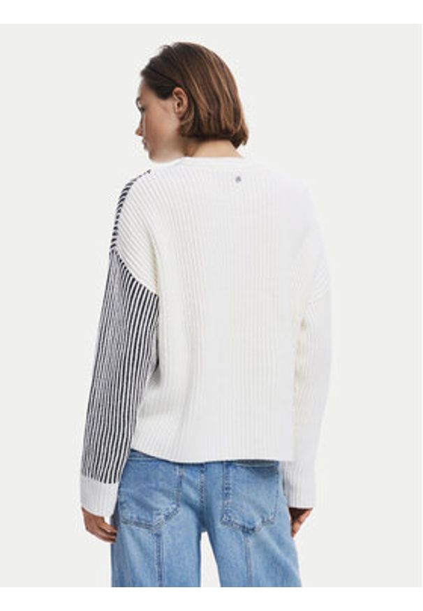 Desigual Sweter Nome 25WWJF26 Biały Regular Fit. Kolor: biały. Materiał: syntetyk