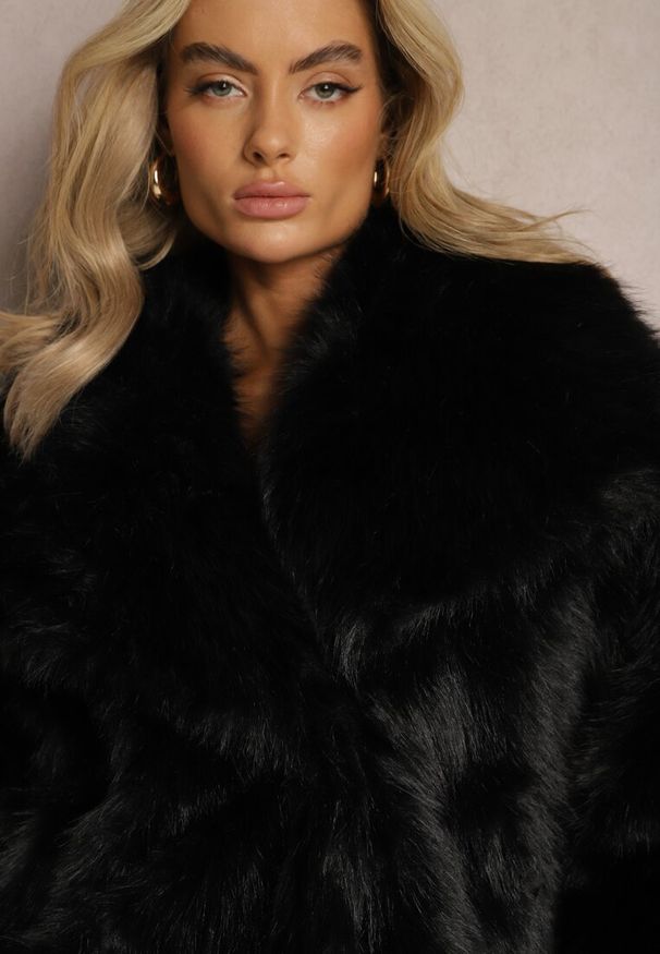 Renee - Czarna Kurtka Futro z Długim Włosiem Zelita. Okazja: na imprezę, na co dzień. Kolor: czarny. Materiał: futro. Długość: długie. Styl: casual, elegancki