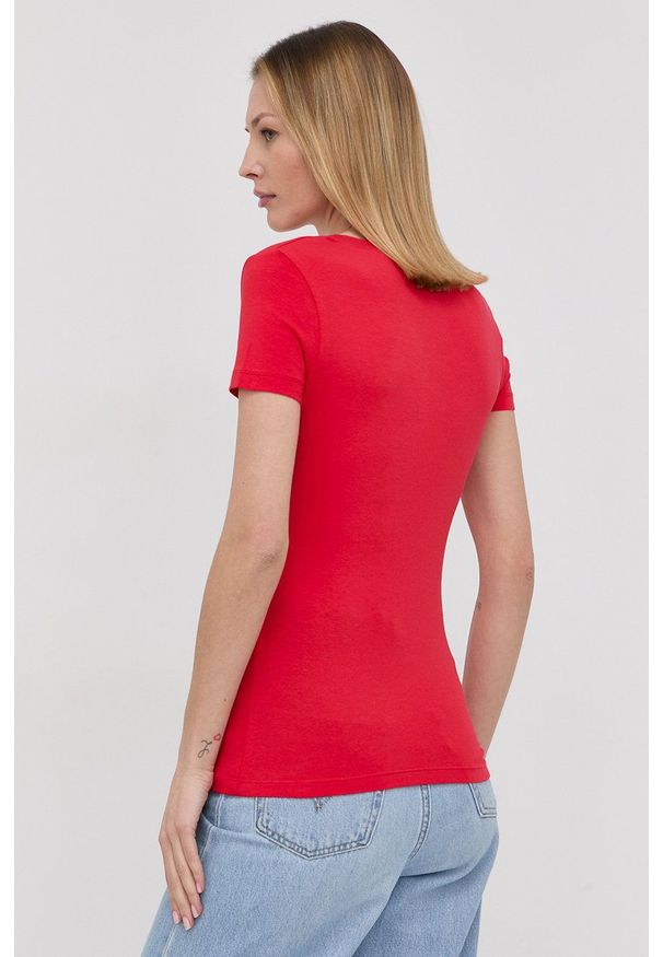 Love Moschino T-shirt damski kolor czerwony. Okazja: na co dzień. Kolor: czerwony. Materiał: dzianina. Wzór: aplikacja. Styl: casual