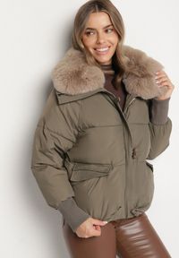 Born2be - Ciemnozielona Pikowana Kurtka z Futrzanym Kołnierzem z Możliwością Odpięcia Malatila. Okazja: do pracy, na spacer. Kolor: zielony. Materiał: futro. Długość rękawa: długi rękaw. Długość: długie. Sezon: zima. Styl: klasyczny, elegancki #1